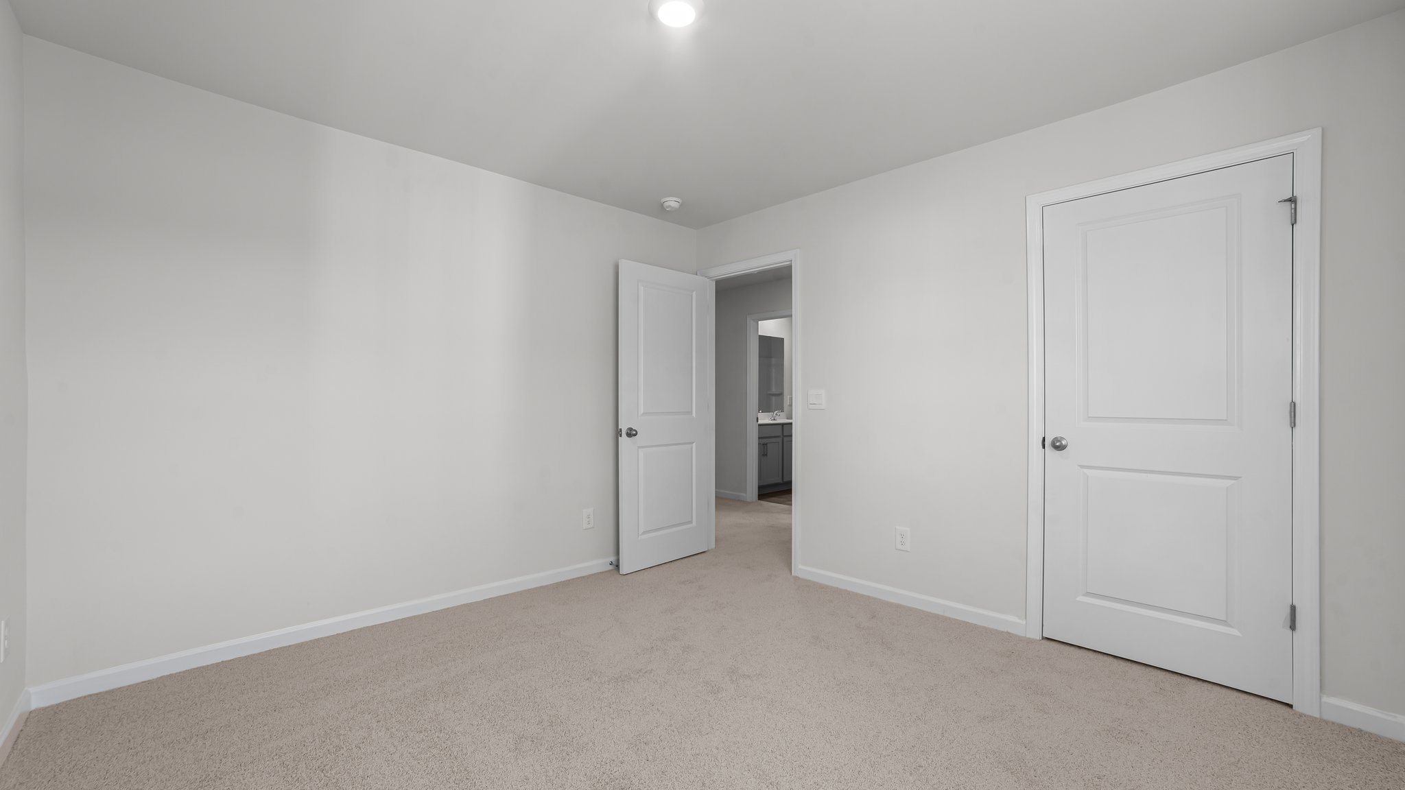 secondary bedroom with carpet and closet