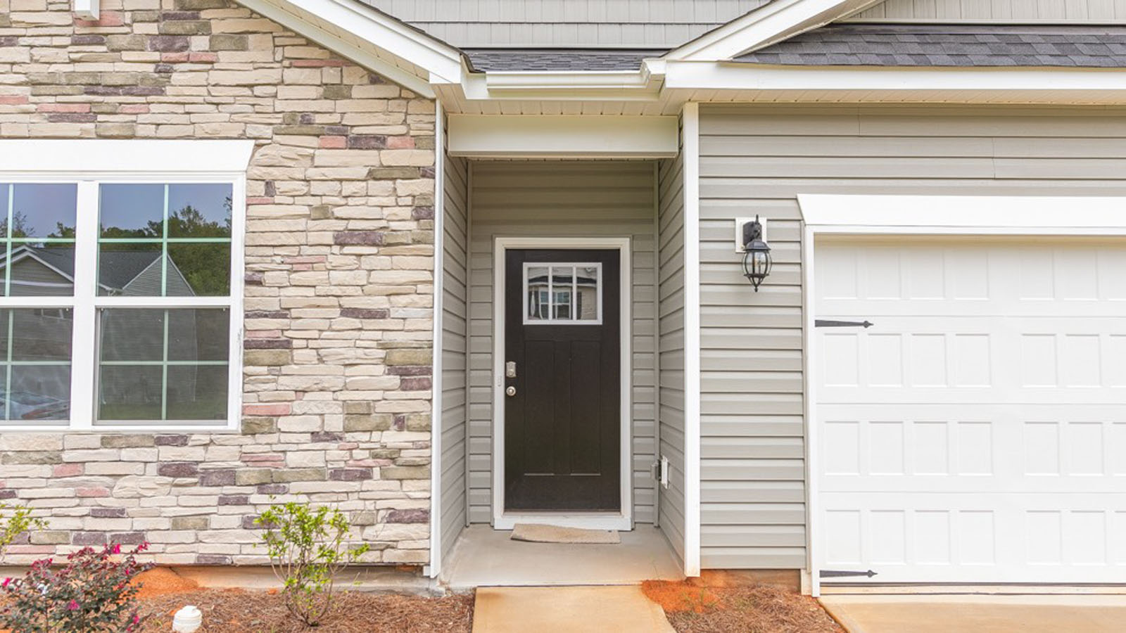The Cali featured at Cambridge Park offers a 1 story 2 car garage 4 bed 2 bath single family home