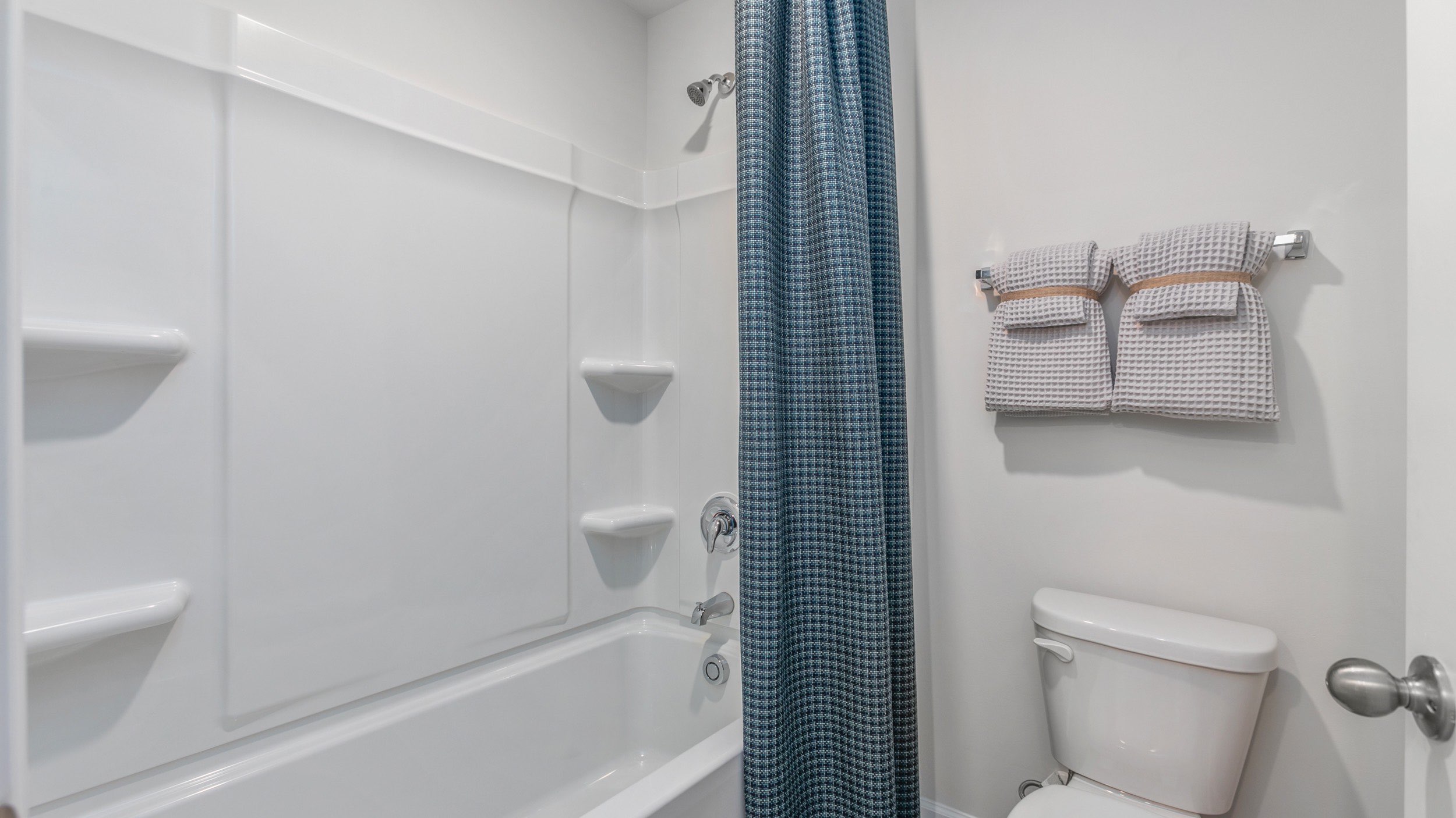 secondary bathroom tub shower