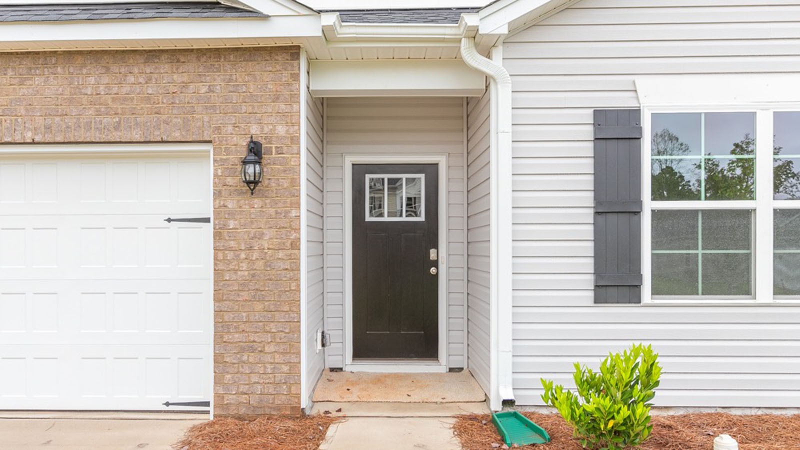 The Cali featured at Bryson Park offers a 1 story 2 car garage 4 bedroom 2 full bathroom single family home