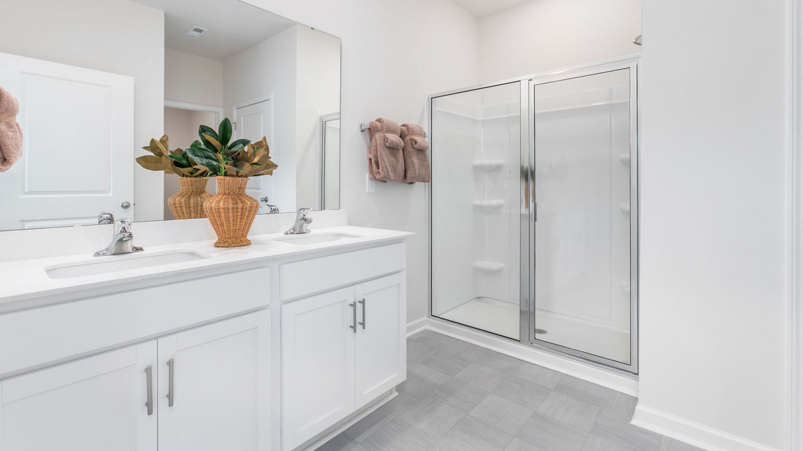 main bathroom with walk-in cshower