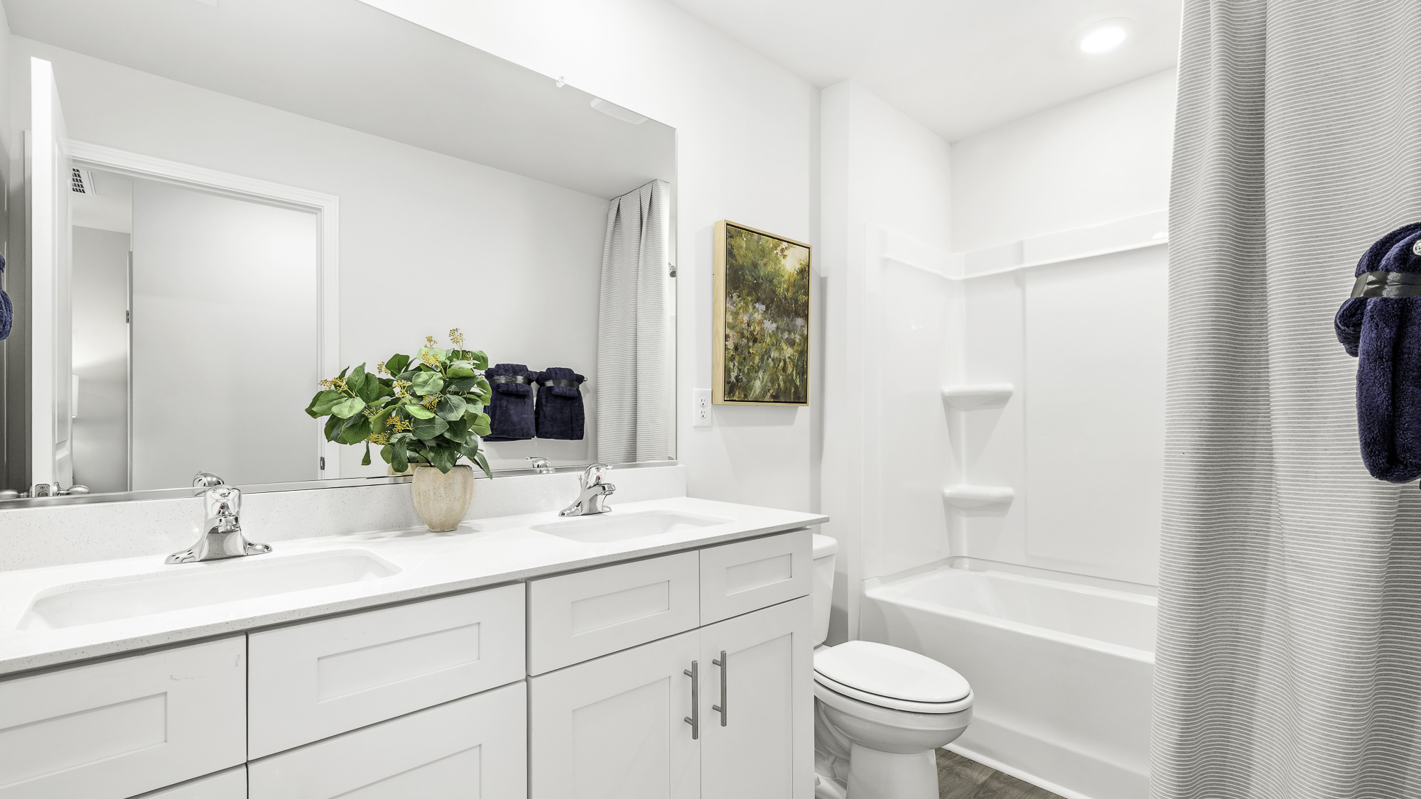 secondary bedroom tub shower