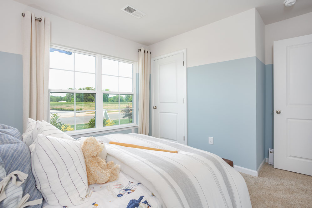 secondary bedroom with window and closet