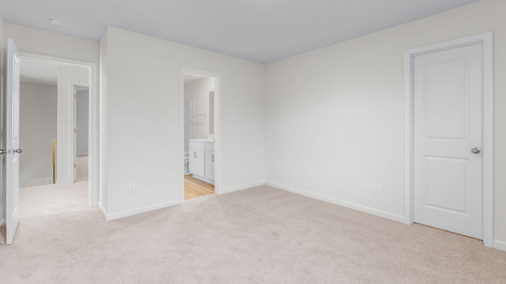 secondary bedroom with en suite bathroom