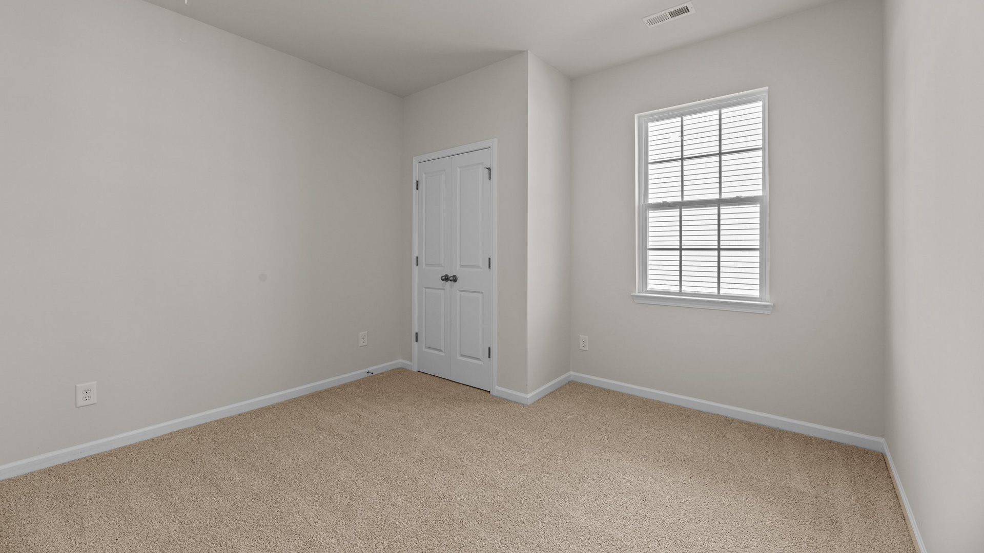 bedroom with carpet