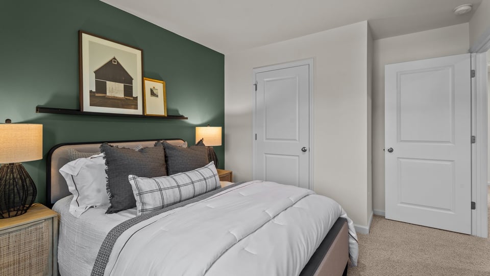 secondary bedroom with carpet and closet