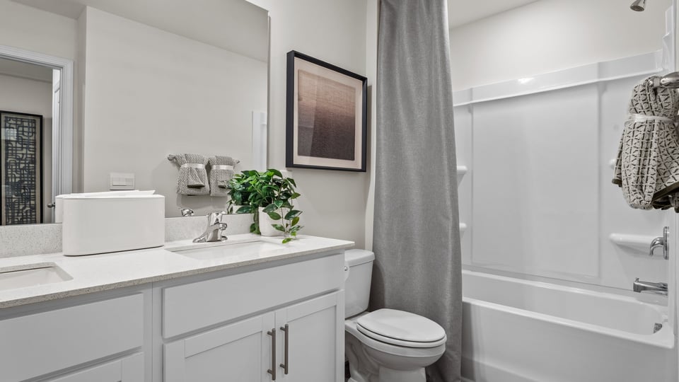 secondary bedroom tub shower