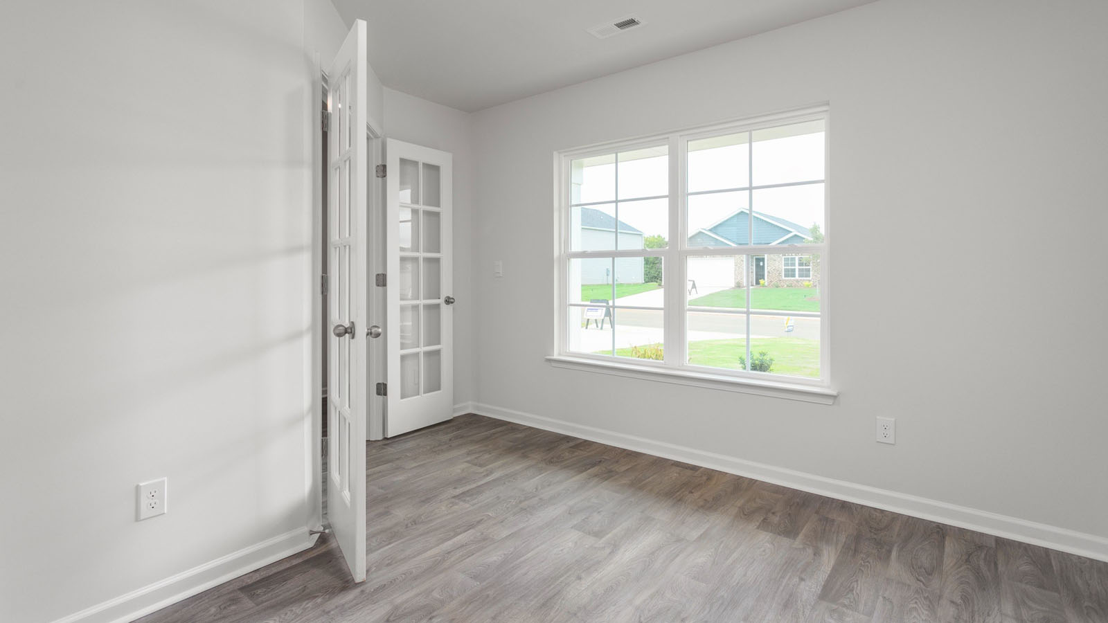 flex room with window