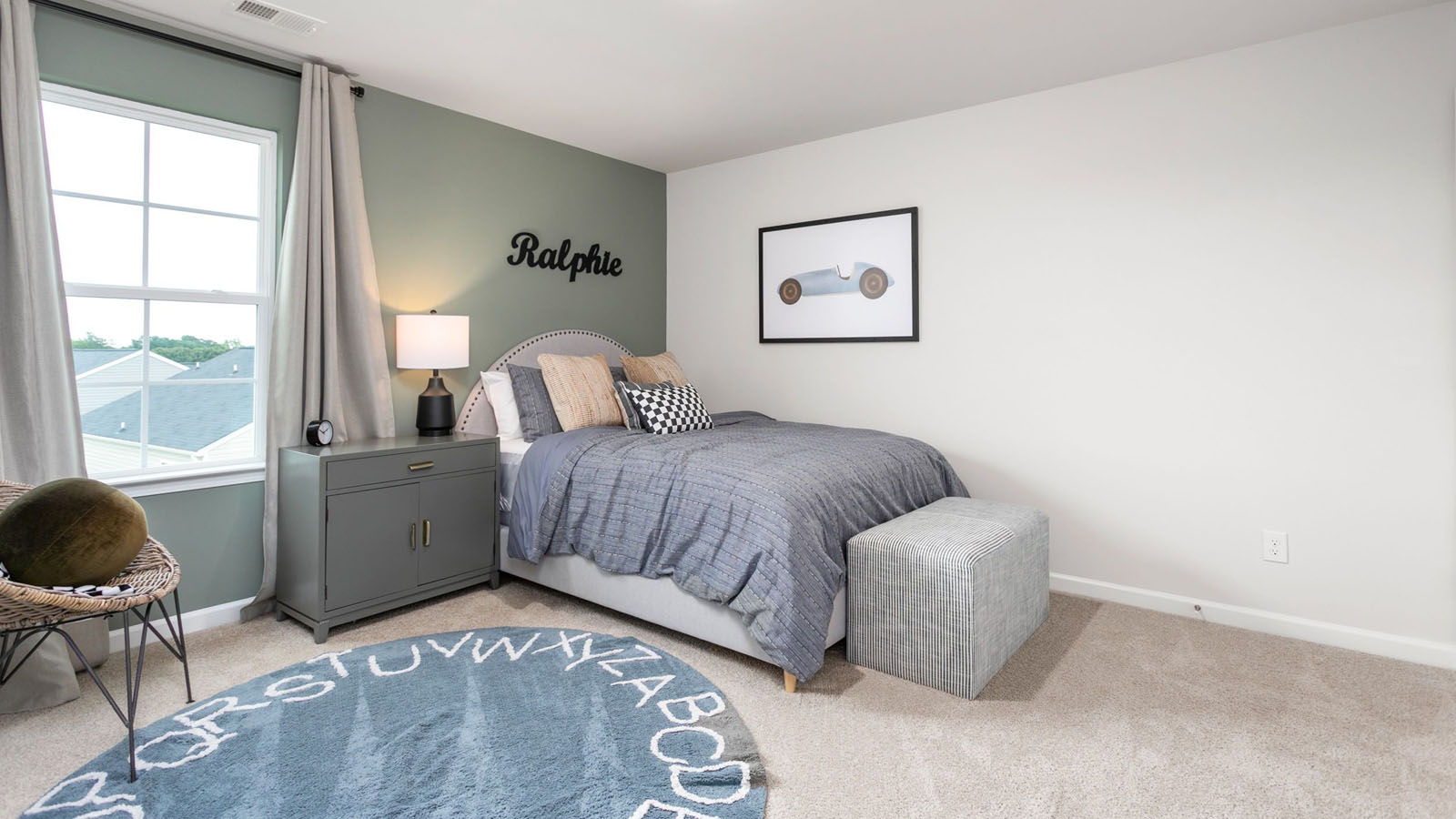 secondary bedroom with closet