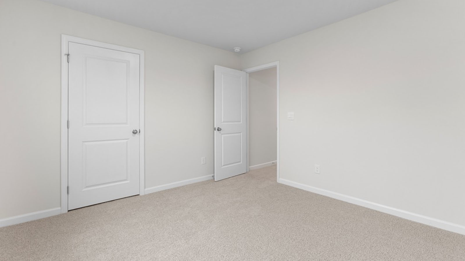 secondary bedroom with closet
