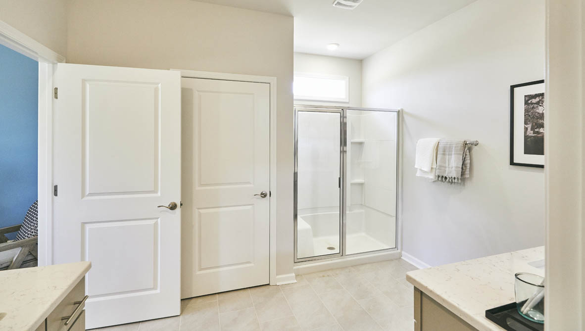 MAN BATHROOM WITH WALK-IN SHOWER