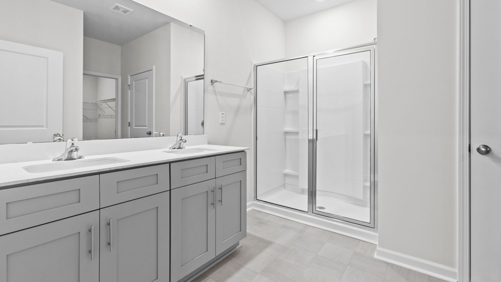 main bathroom with walk-n shower