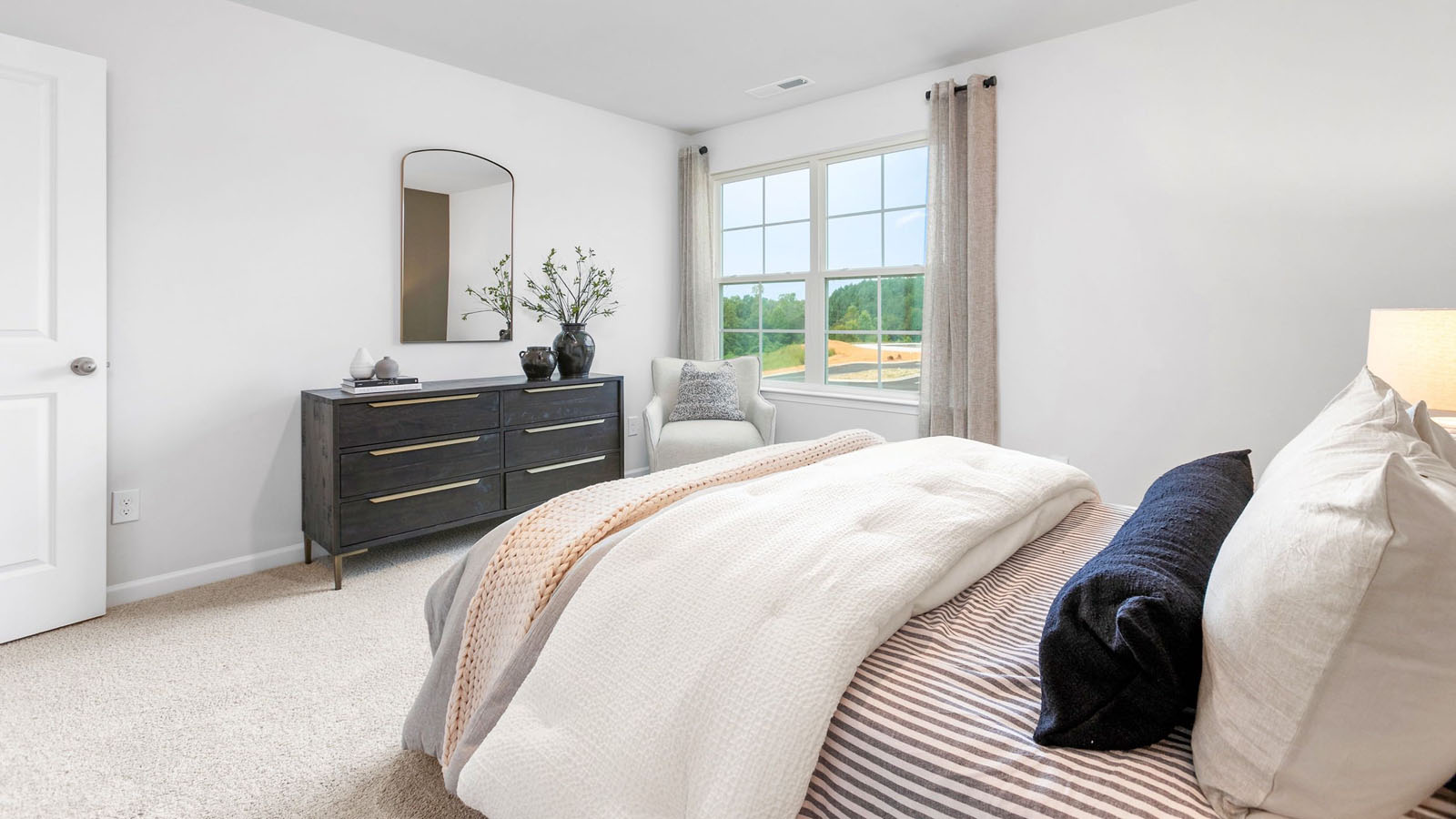 secondary bedroom with closet