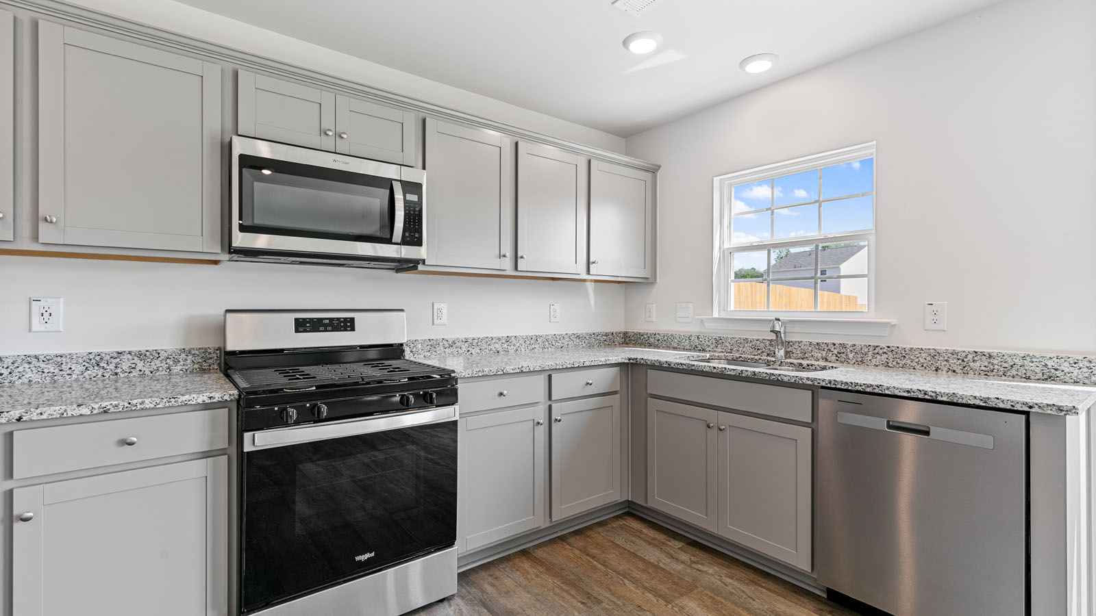 KITCHEN WITH STAINLESS STEEL APPLIANCES