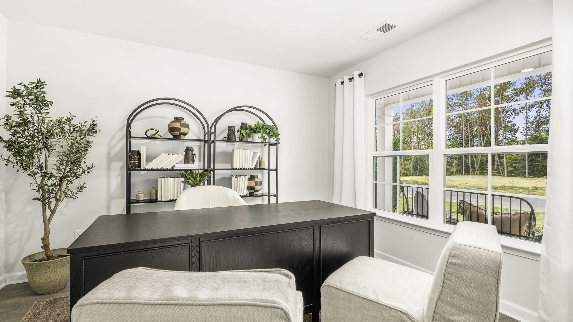 flex room with window