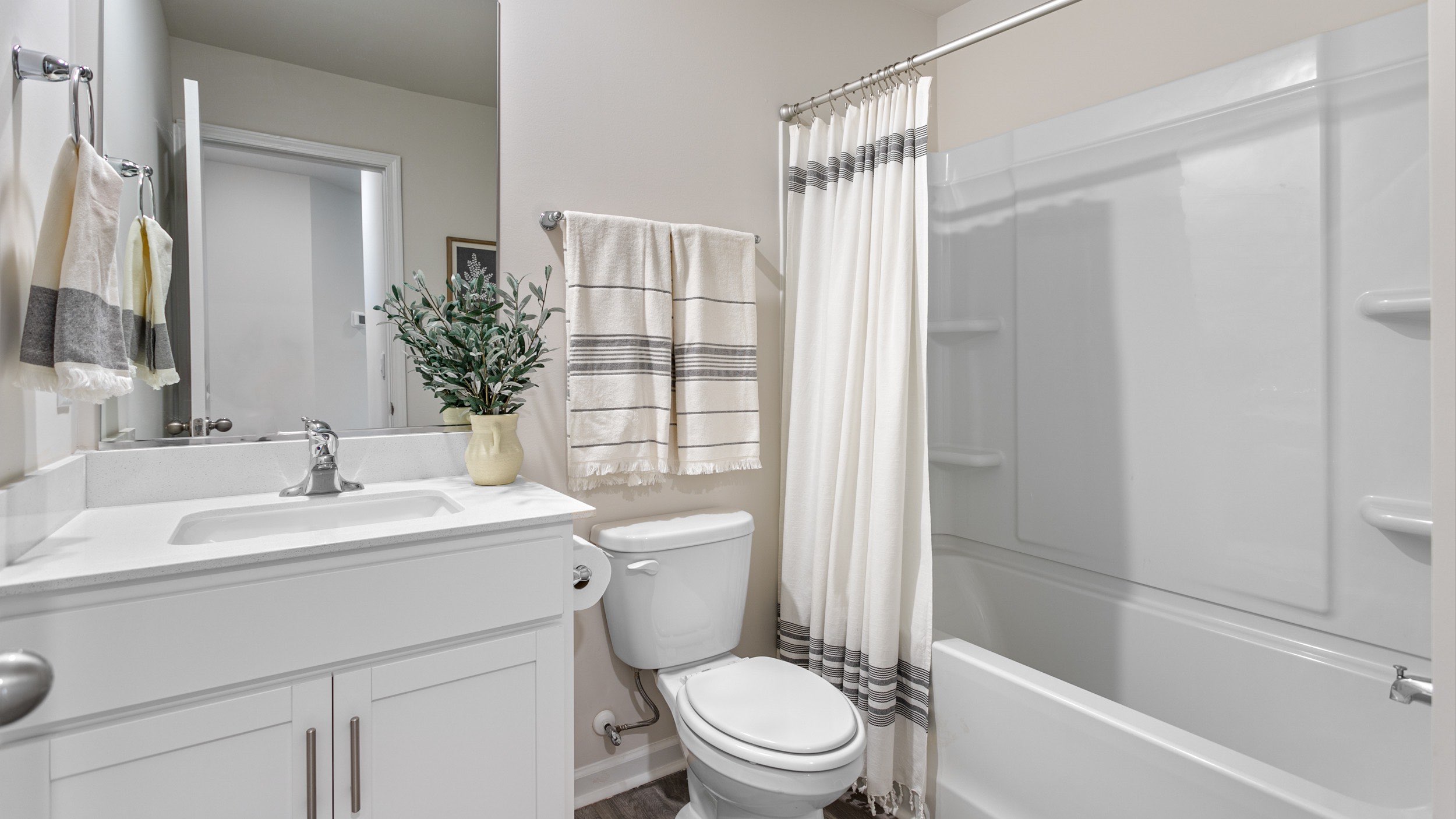 secondary bathroom with tub shower