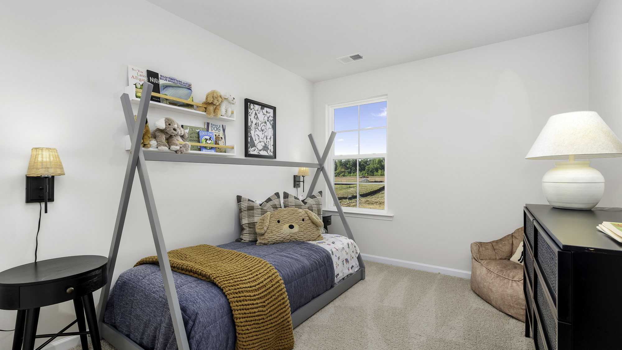 bedroom with one window and carpet