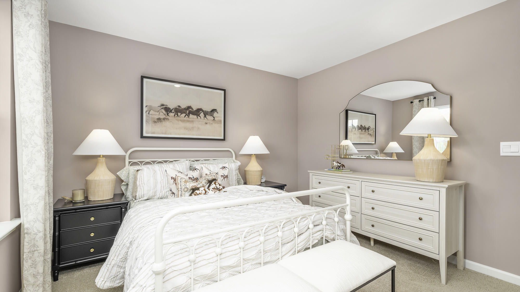 secondary bedroom with closet