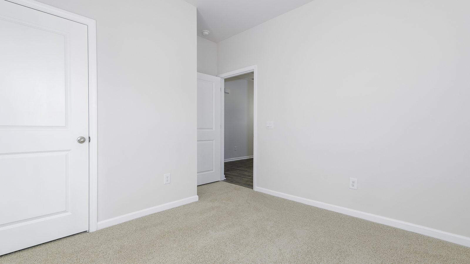 secondary bedroom with closet