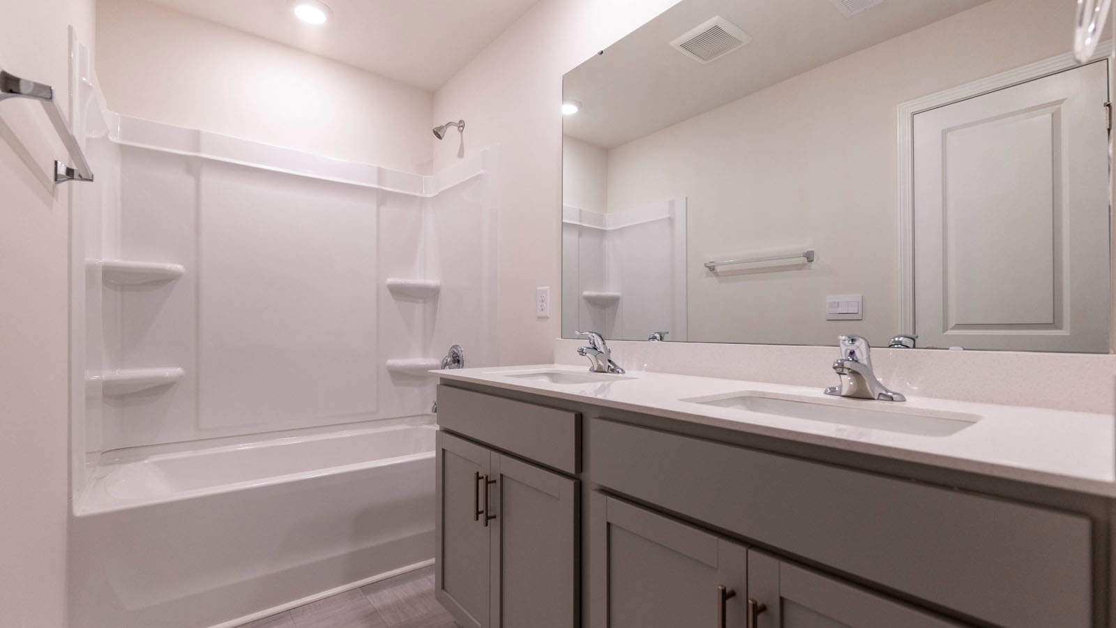 secondary bathroom with tub shower