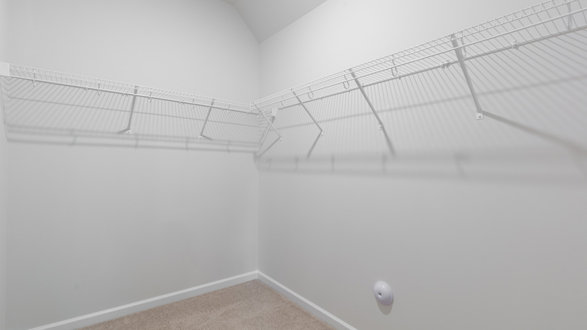 closet with wire shelving