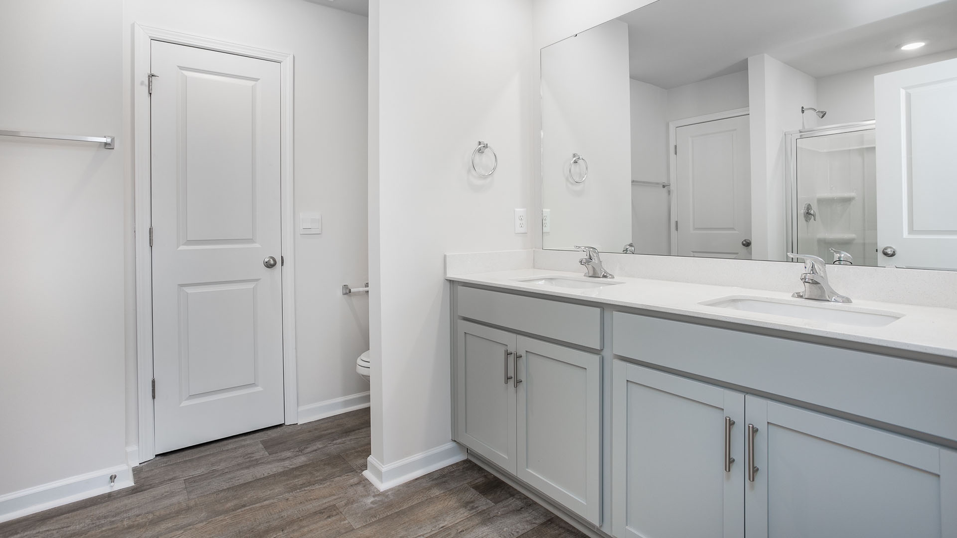 bathroom with primary sinks