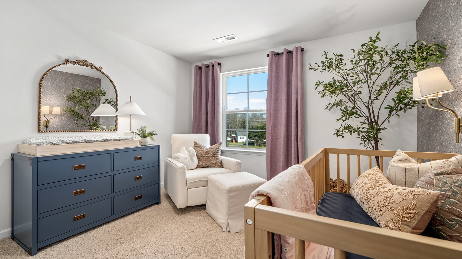 secondary bedroom with closet