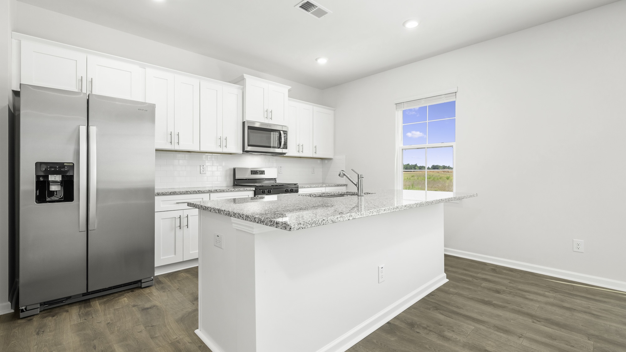 KITCHEN WITH STAINLESS STEEL APPLIANCES