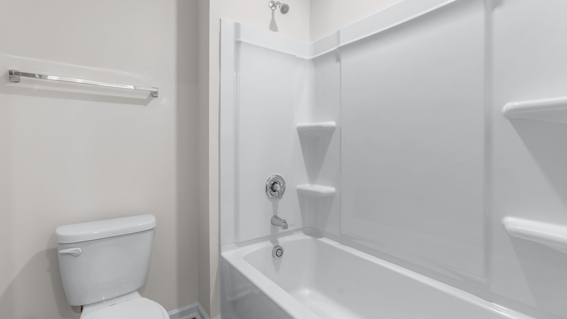 SECONDARY BATHROOM WITH TUB SHOWER COMBO