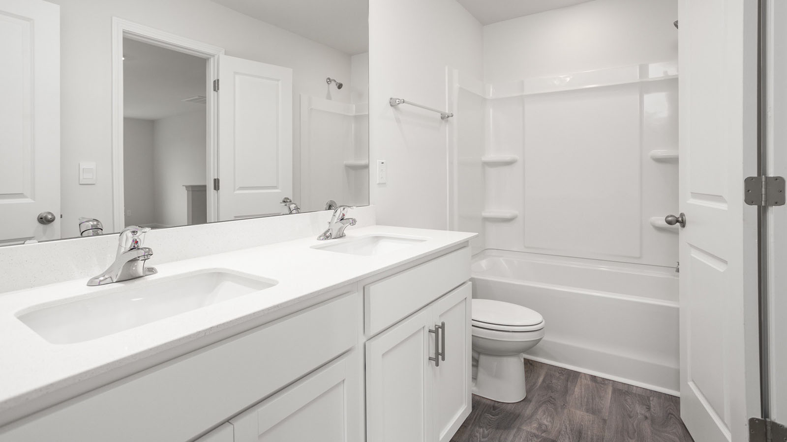 SECONDARY BATHROOM WITH TUB SHOWER COMBO