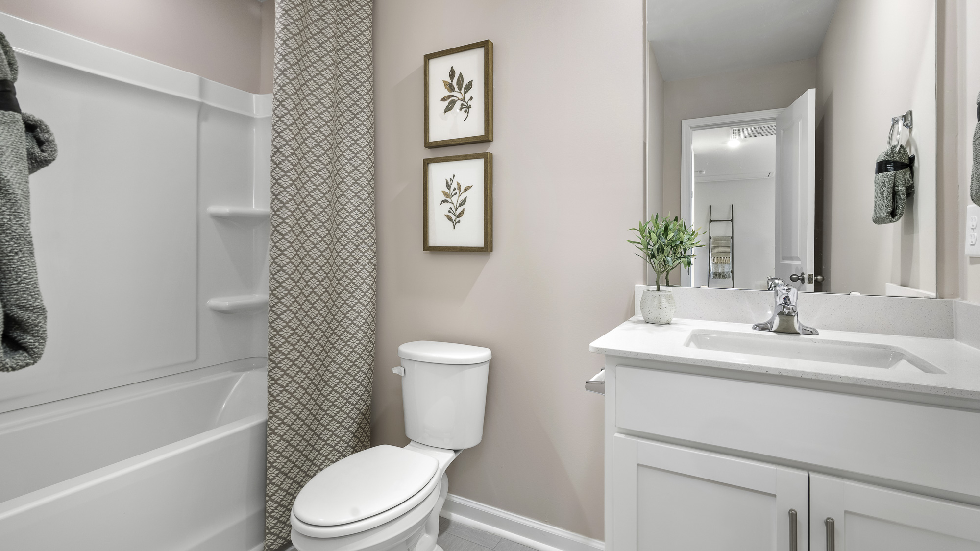 secondary bathroom with tub shower