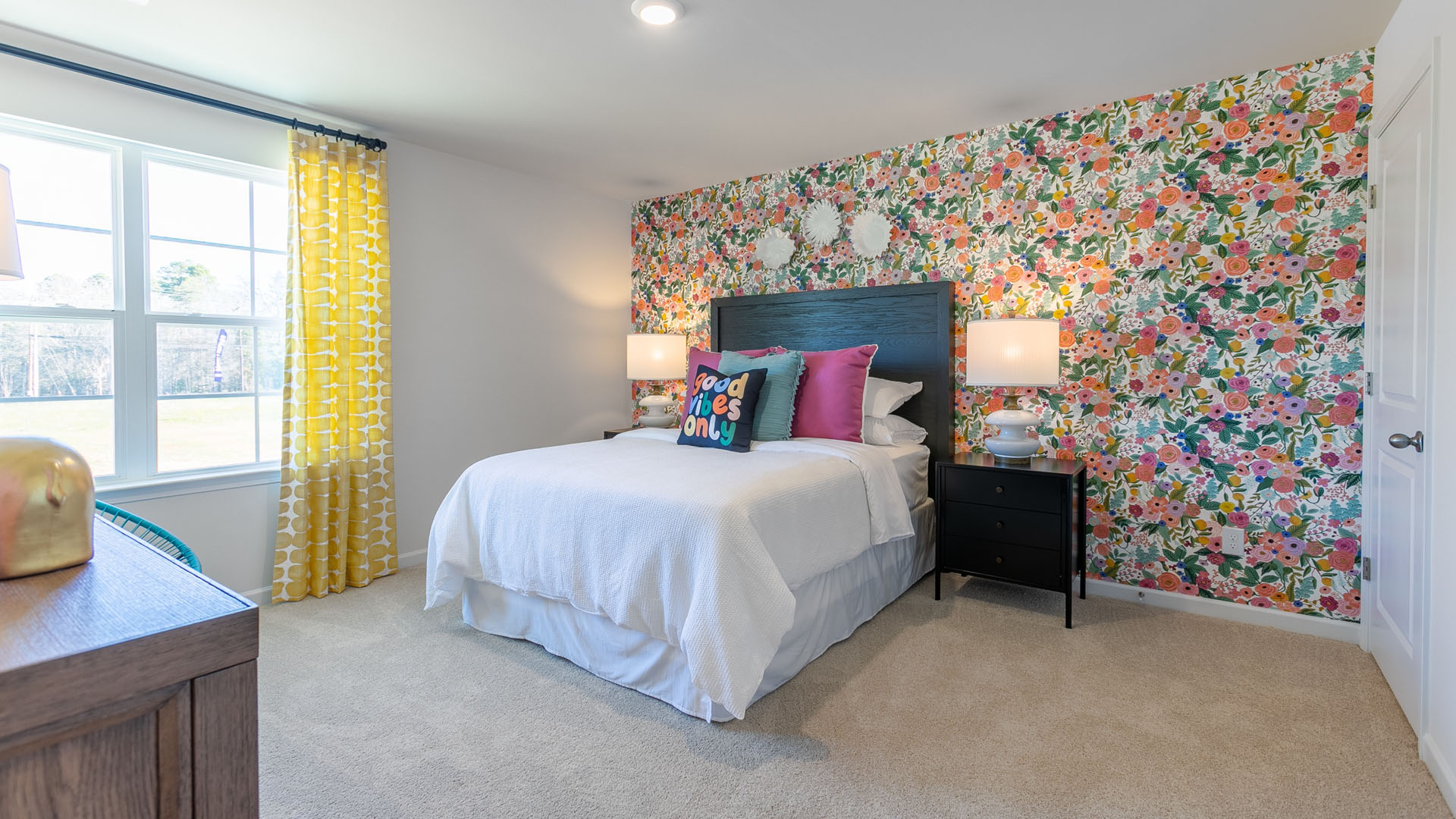 secondary bedroom with carpet and window