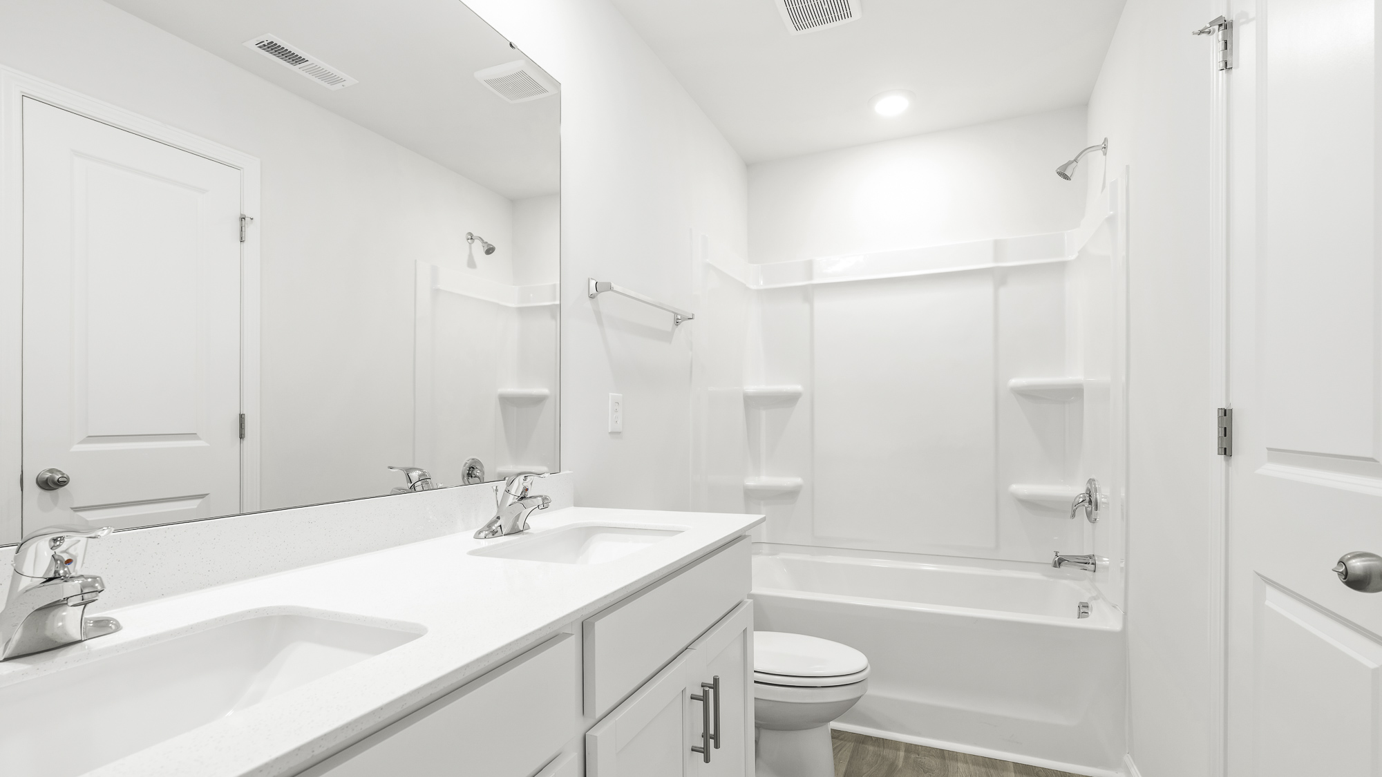 secondary bedroom with tub shower