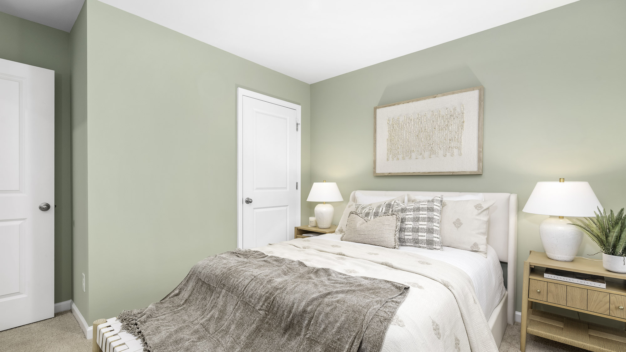 secondary bedroom with closet