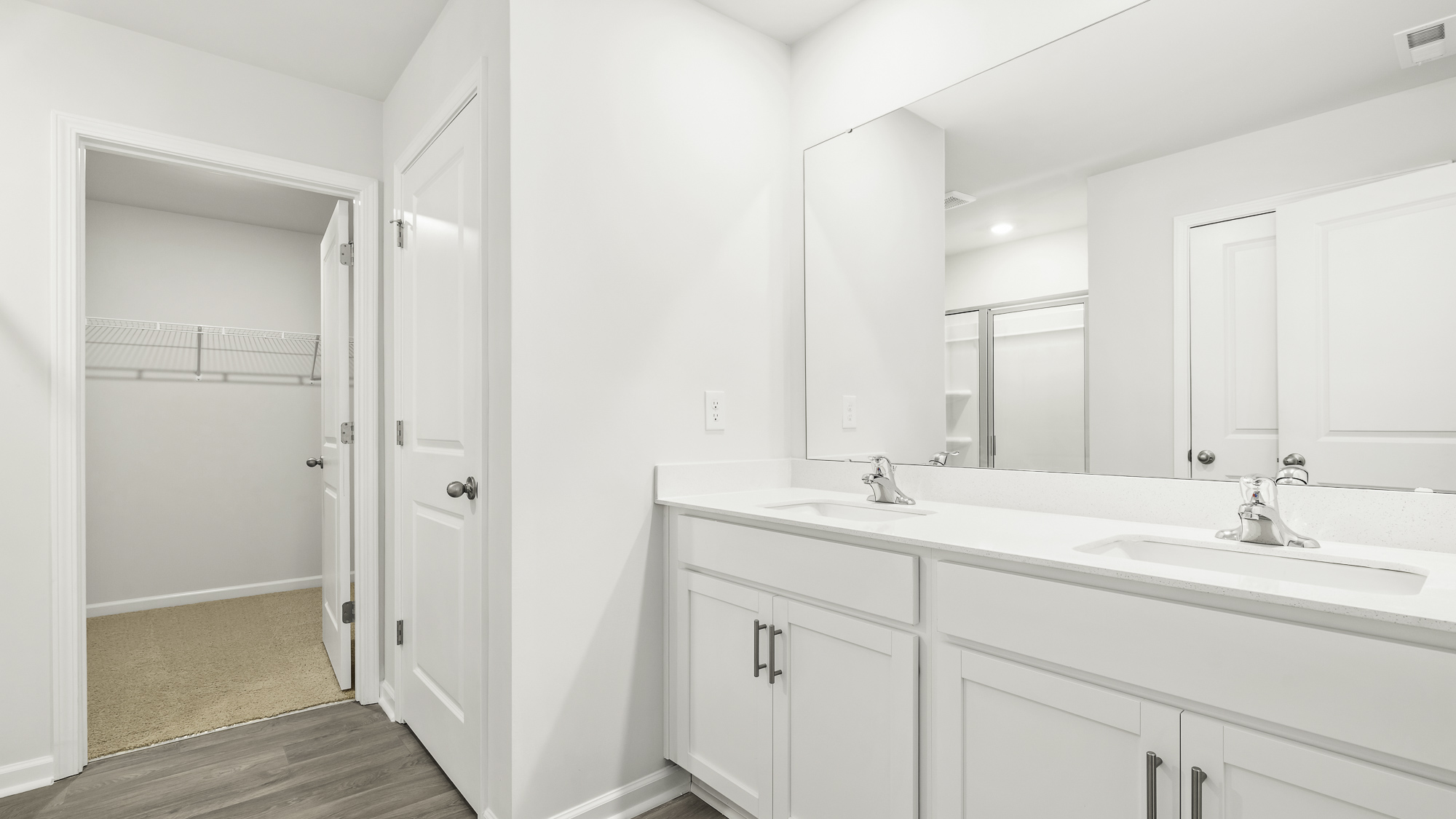 dual sinks in primary bathroom