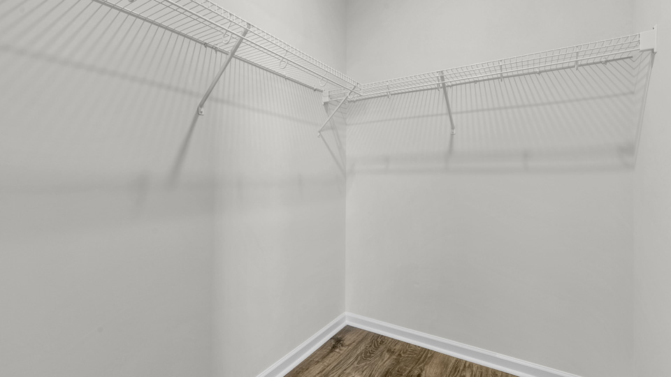 walk-in closet with wire shelving
