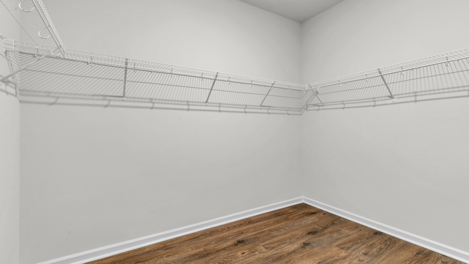 walk-in closet with wire shelving