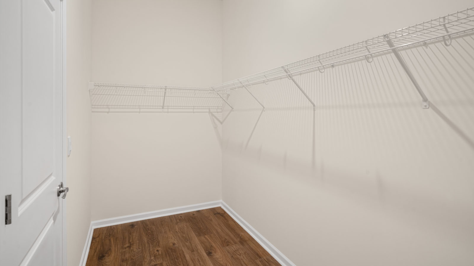 walk-in closet with wire shelving