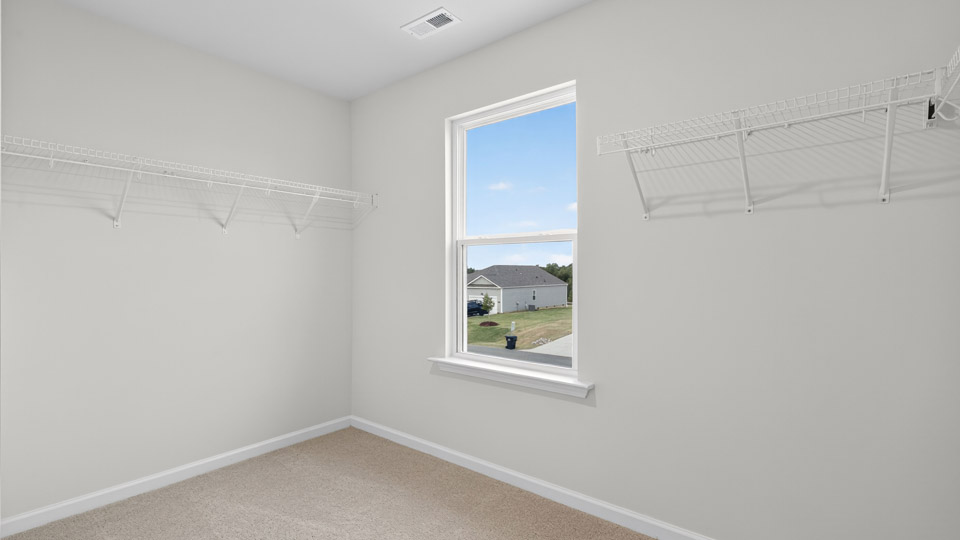 walk-in closet with wire shelving