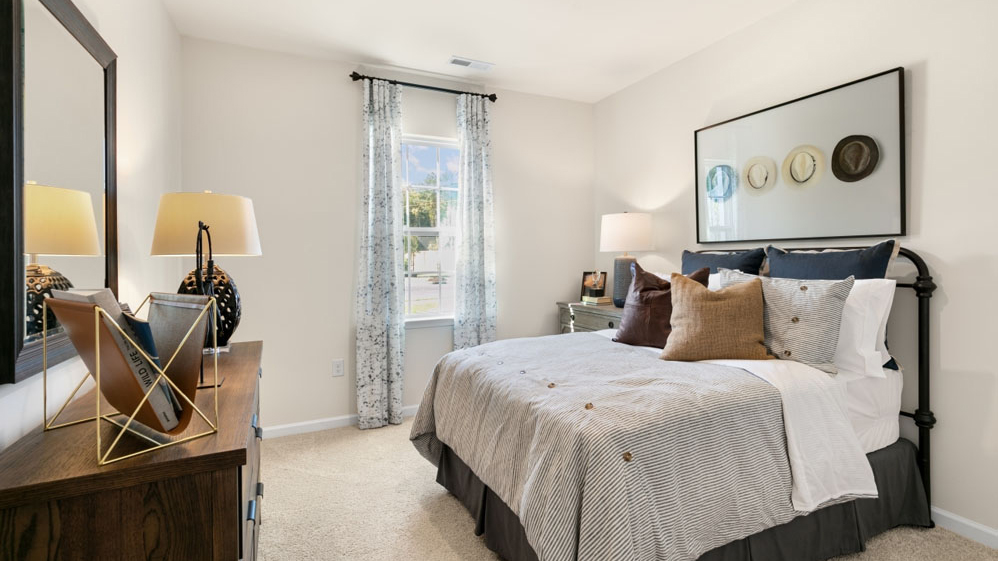 bedroom with carpet flooring