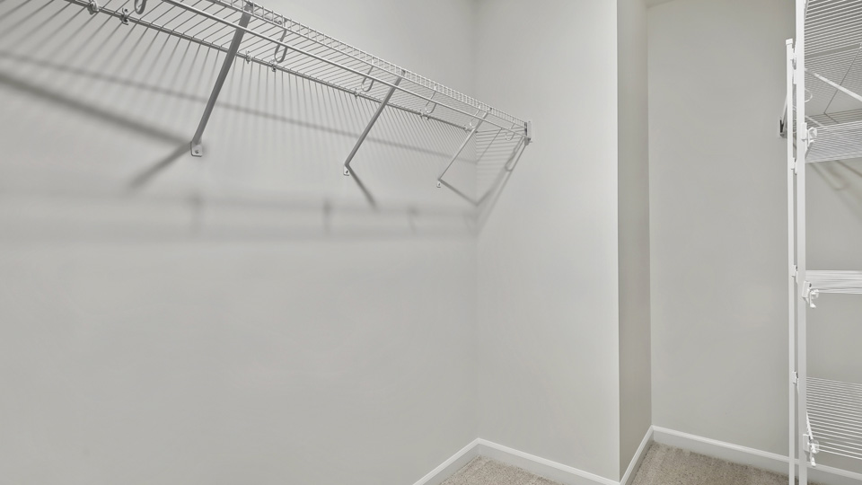 walk-in closet with wire shelving