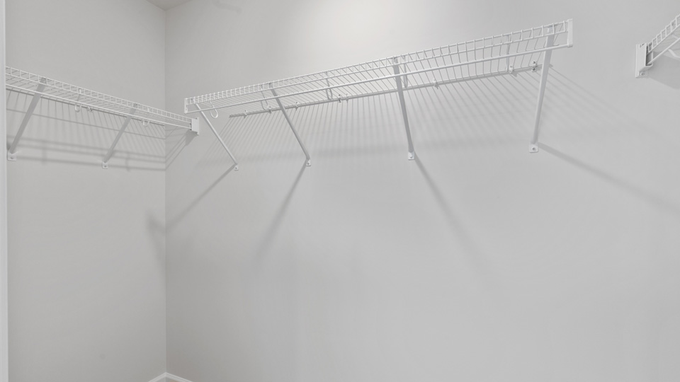 walk in closet with wire shelving
