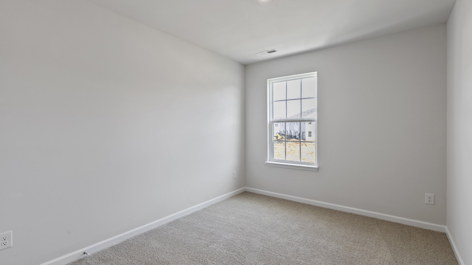 secondary bedroom with window and closet, carpeting