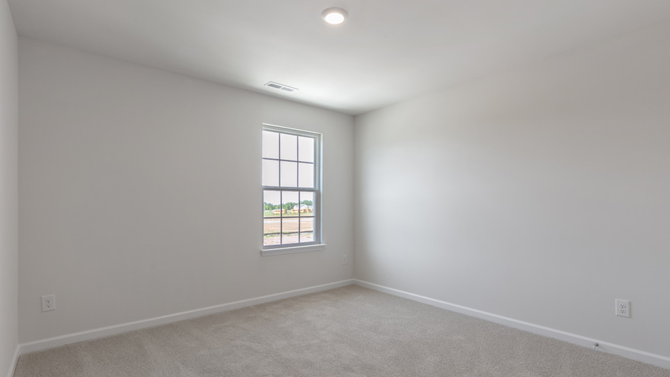 secondary bedroom with window and closet, carpeting