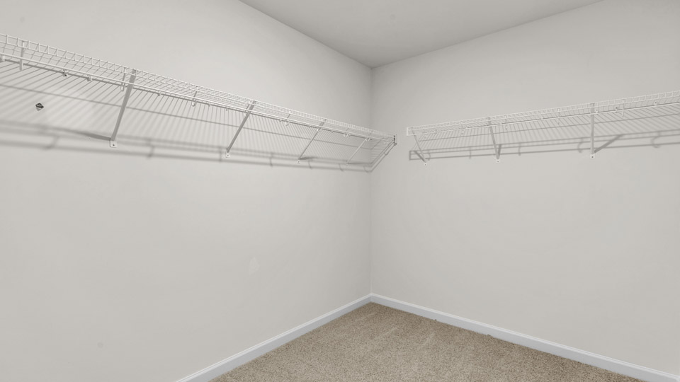walk-in closet with wire shalving