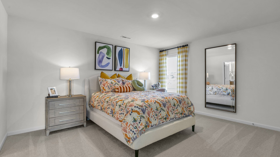 secondary bedroom with window and closet, carpeting