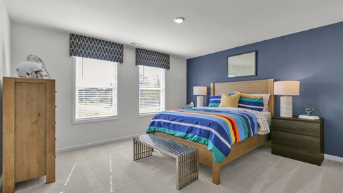 secondary bedroom with window and closet, carpeting