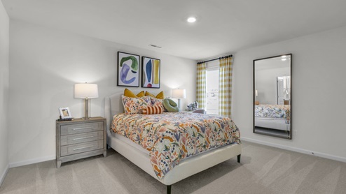 secondary bedroom with window and closet, carpeting