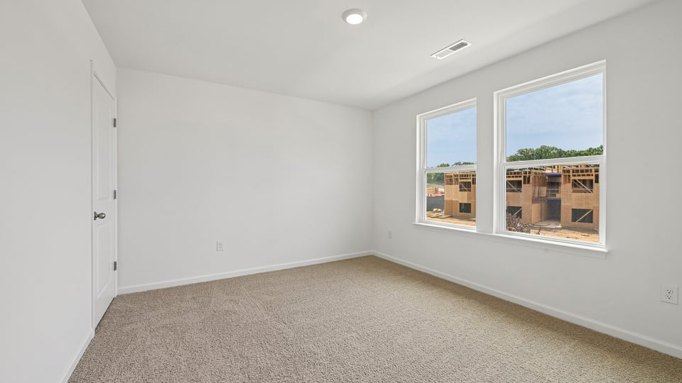 secondary bedroom with carpet flooring