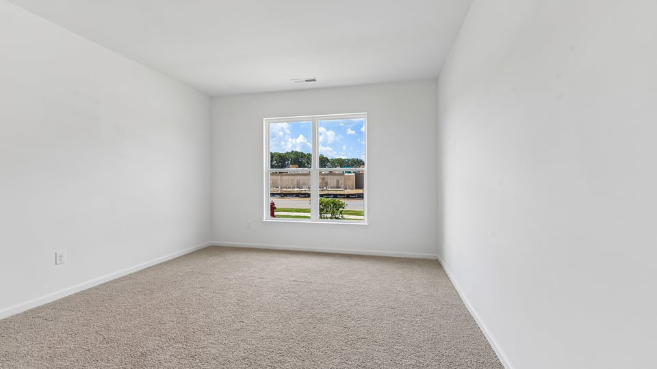 secondary bedroom with window and closet, carpeting